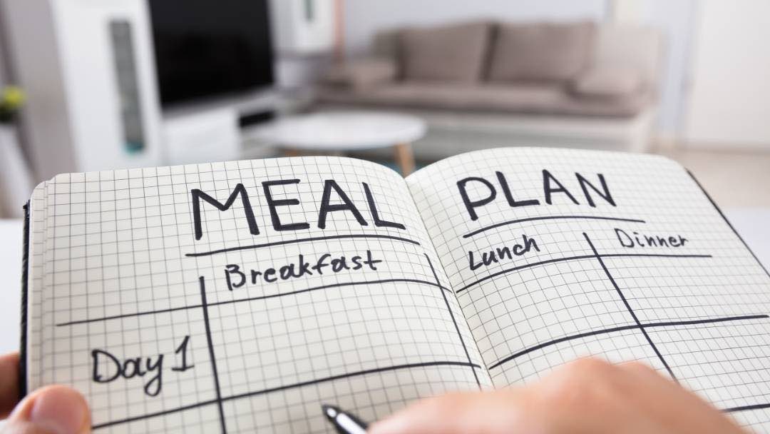 I hadn't mastered eating intuitively, clearly, because I was eating whatever, whenever, and was 20lb up for it. This non-diet fix saved me. 21 micro habits to make weight loss stick #13: Make a food plan.  #cbtherapy #overeating #healthyhabits